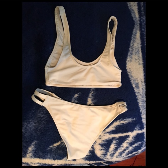 Yellow bikini - Picture 2 of 3